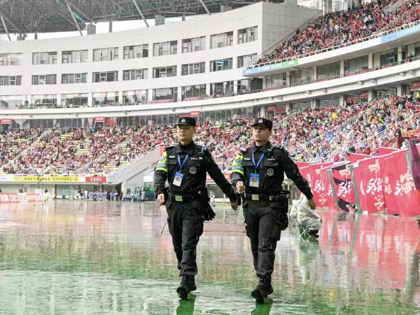 绿茵场上“平安色” 法治护航“湘超热”